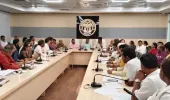 सुगम यातायात की मांग को लेकर व्यापार मंडल ने डीएम को सौंपा ज्ञापन।