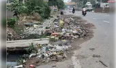 जाम नालियां और कूड़े के अंबार से ब्योहरा गांव बेहाल