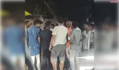 मॉडल वाइन शॉप के बाहर शराबियों के दो गुटों में मारपीट, बीच सड़क पर दौड़ा-दौड़ाकर पीटा;