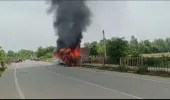 करछना में डिवाइडर से टकराई बस, देखते ही देखते लगी भीषण आग।