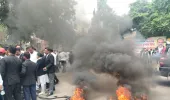 अधिवक्ताओं ने जिला कचहरी के बाहर, टायर जलाकर किया प्रदर्शन; फर्जी मुकदमा दर्ज करने का लगाया आरोप।
