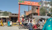 कचनरवा  बाजार में  मीट  विक्रेताओं  के हौसलें बुलंद , खुलेयाम सड़क पर बेचा जा रहा है मीट