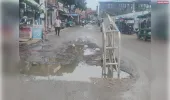 नैनी स्टेशन रोड पर बीच सड़क बना गड्ढा: बैरिकेडिंग से बढ़ी परेशानी