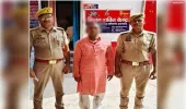 दहेज हत्या के मामले में वांछित आरोपी को, धूमनगंज पुलिस ने रेलवे पुल के पास दबोचा।