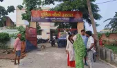 ख़जनी क्षेत्र उनवल चौकी क्षेत्र स्थित किराना दुकान पर छापा, दो पेटी 'बंटी-बबली' शराब बरामद; कार्रवाई पर उठे सवाल
