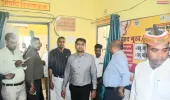 डीएम ने सीएचसी मिठवल किया निरीक्षण : दो कर्मचारी ड्यूटी से मिले गायब