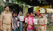 मिशन शक्ति के तहत छात्राओं को योजनाओं और हेल्पलाइन नंबरों की दी जानकारी 