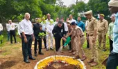 स्वतंत्रता दिवस पर कलेक्ट्रेट परिसर में गूंजा पर्यावरण संरक्षण का संदेश, एक पेड़ मां के नाम अभियान के तहत किया गया पौधरोपण