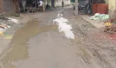विकास के दावों की खुली पोल, रोड पर पानी और कीचड़ से लोग परेशान