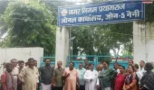 जलभराव से परेशान लोगों ने नगर निगम के जल संस्थान कार्यालय का किया घेराव