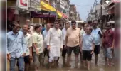 नैनी बाजार के व्यापारियों ने अपने ही सरकार के विरुद्धजोनल अधिकारी का किया घेराव।मेयर बने शो पीस।