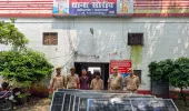सोरांव पुलिस  द्वारा 02 वांछित अभियुक्त गिरफ्तार, कब्जे से चोरी के 07 पैनल (अनुमानित कीमत 2,50,000/- रूपये) व घटना में प्रयुक्त 01 पिकअप बरामद।