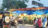 फव्वारा तिराहे पर फुटपाथ तक सजी प्लास्टिक की दुकानें, जाम से परेशान राहगीर; प्रशासन की कार्रवाई पर उठे सवाल