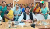 रक्षाबंधन से पहले समूह की बहनों का स्नेह, जिलाधिकारी की कलाई पर सजी आत्मनिर्भरता की राखी