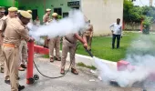 ओबरा में फायर सर्विस चोपन द्वारा पुलिसकर्मियों को अग्निशमन उपकरणों की दी गई जानकारी, कराया गया फायर फाइटिंग रिहर्सल