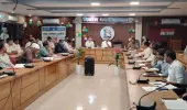 व्यापारियों और उद्यमियों की समस्याओं का समयबद्ध निस्तारण सुनिश्चित करें अधिकारी : डीएम