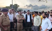 जिलाधिकारी एवं पुलिस अधीक्षक ने किया  सोन नदी किनारे बस्तियों का औचक निरीक्षण, लिया सुरक्षा एवं सतर्कता व्यवस्थाओं का  जायजा