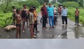 सोन नदी के उफान से अड़गुड़ नाला बना बेहद खतरनाक, जान जोखिम में डालकर ट्यूब के सहारे पार कर रहे ग्रामीण