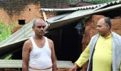 जनपद में लगातार बारिश ने गरीब परिवार का आशियाना छीना, मिट्टी का घर भरभराकर गिरा