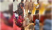 लद्दाख सीमा पर वीरगति को प्राप्त बीएसएफ जवान शिवकुमार मिश्र के परिजनों से मिलीं स्मृति इरानी