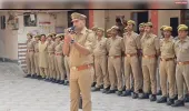 अपराधियों की थाने में परेड, तख्ती लेकर बोले- नारी शक्ति का सम्मान करेंगे, अपराध नहीं करेंगे, पुलिस बोली- किया तो जिन पैरों से आओगे उनसे वापस नहीं जाओगे