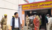 जिलाधिकारी एवं एसपी ने ओबरा व चोपन के मतदान केंद्रों का किया निरीक्षण