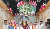 मां दुर्गा की प्रतिमाओं के पट खोलने पहुंचे समाजसेवी अमित सिंह और भाजपा नेता सुमित सिंह, युवाओं में भरा उत्साह