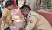 विजयादशमी पर पिपराइच थाने में दिखी शक्ति स्वरूपा कन्याओं की आराधना, थानाध्यक्ष अनूप सिंह ने पांव पखारकर किया पूजन