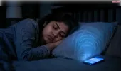 देर रात तक मोबाइल चलाने की आदत बिगाड़ रही नींद, सेहत से लेकर कामकाज तक पर पड़ रहा असर