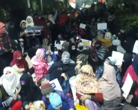 धरना स्थल पर सीएए/एनआरसी के विरोध में महिलाओं ने हस्ताक्षर कर अपना विरोध दर्ज किया