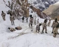 कश्मीर में 8 लोगों की मौत, बर्फ़बारी में 5 जवान फंसे…