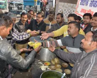 मां चंद्रिका देवी रोटी बैंक ने राहगीरों को भोज कराया