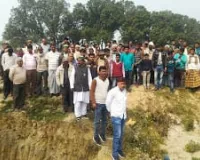 सड़क निर्माण में अनियमितता को लेकर ग्रामीणों ने किया प्रदर्शन