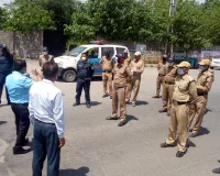 देहरादून: डी एम कार्यालय द्वारा ज़िले की मेडिकल टीम ने निरंजनपुर मंडी बैरियर पर पटेलनगर थाना के पुलिस की टीम और ट्रैफिक पुलिस को कोरोना वायरस के संक्रमण से बचने के लिए विशेष ट्रेनिंग दी