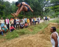 लालगंज में नाग पंचमी पर अखाड़ा कूदते ग्रामीण नाग पंचमी पर अखाड़ा प्रतियोगिता का आयोजन