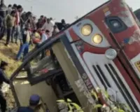 यूपी :  यात्रियों से भरी बस नेपाल में पलटी आधा दर्जन घायल यात्रियों की हालत नाजुक