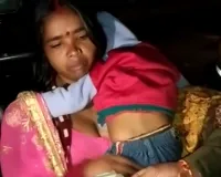 कुशीनगर : यातायात पुलिस ने ऑटो रिक्शा में छूटी महिला की मोबाईल और रूपया को लौटवाया 