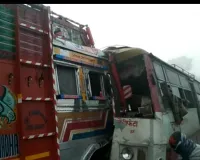 ट्रक बस की आमने सामने भिड़न्त, 2 दर्जन यात्री घायल