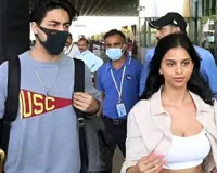 एयरपोर्ट पर अनोखे अंदाज़ में दिखाई दी Suhana Khan, क्रेजी हुए फैंस कहा दीपिका को देती है टक्कर किंग की लाडली