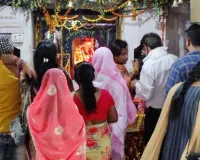 नवरात्र के पहले दिन मठ मंदिरों में श्रद्धालु कर रहे पूजा पाठ