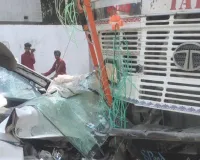 देवरिया में हृदय विदारक हादसा : कार व ट्रक की टक्कर में चालक सहित पांच की मौत 