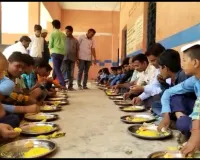 Bihar : मिड डे मील खाने से बीमार हुए बच्चों का मामला शांत होने का नहीं ले रहा नाम