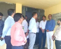 कुशीनगर : हेल्थ एंड वैलनेस सेंटर गोपालगढ़ का डीएम ने किया औचक निरीक्षण