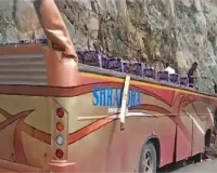 गुजरात: तीर्थयात्रियों को ले जा रही लक्जरी बस का भयानक एक्सीडेंट, 46 लोग घायल