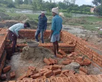 कलुआपुर मे बन रही पानी की टंकी, किया जा रहा घटिया सामग्री का प्रयोग