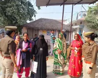 कुशीनगर : महिलाओं छात्राओं को कानून की जानकारी बता पुलिस कर रही जागरूक