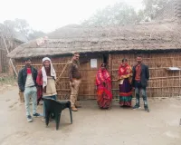 Kushinagar : पास्को में निरुद्ध फरार अभियुक्त के घर पुलिस ने नोटिस चस्पा कर कराई मुनादी 