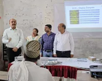 कुशीनगर : यूएनपीजी, ईका में मतदानकर्मियों का डीएम ने किया निरीक्षण