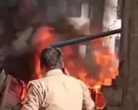 खुल्दाबाद थाना परिसर में लगी आग  16 वाहन जलकर खाक।