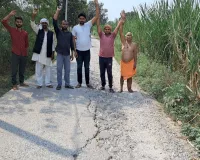 आरसीसी सड़क क्षतिग्रस्त ठेकेदार की लापरवाही ग्रामीण पर भारी